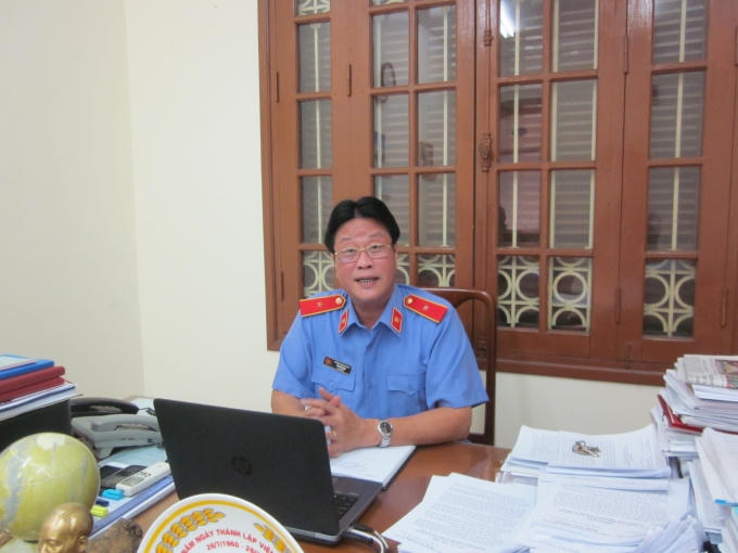 Ông Vũ Việt Hùng, Vụ trưởng vụ thi đua khen thưởng VKSNDTC trao đổi với PV Pháp luật plus. (ảnh Lương Liễu)