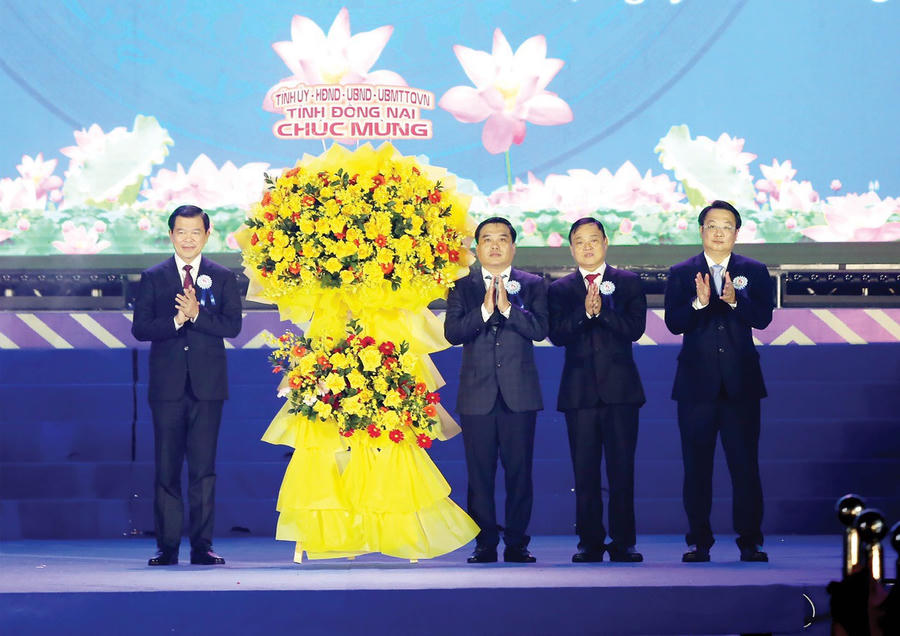 Bí thư Tỉnh ủy Nguyễn Hồng Lĩnh tặng lẵng hoa của Tỉnh ủy – HĐND – UBND – UBMTTQ Việt Nam tỉnh cho TP Biên Hòa nhân sự kiện 325 năm Biên Hòa – Đồng Nai.