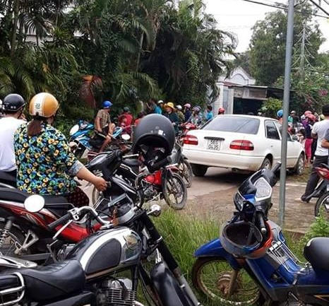 Người d&acirc;n tập trung trước khu vực xảy ra vụ &aacute;n mạng - Ảnh:N.Đ.N