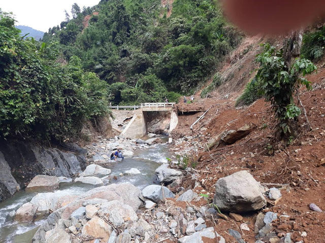 Nhiều cung đường bị sạt lở biến thành hồ nhỏ, mà giáo viên muốn vượt qua phải đu dây hoặc men theo lòng suối.