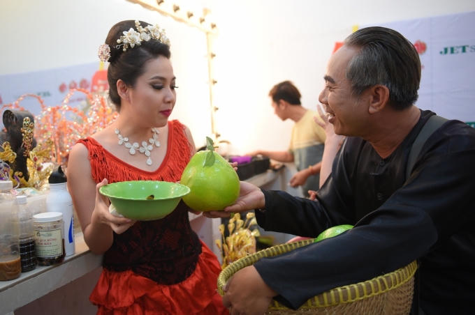 Chí Tài, Lê Khánh, Đại Nghĩa được nghệ sĩ Trung Dân mời mua bưởi.