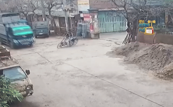 Hoảng hồn với Clip nam thanh niên bị xe tải cuốn cả người và xe máy tại ngã tư