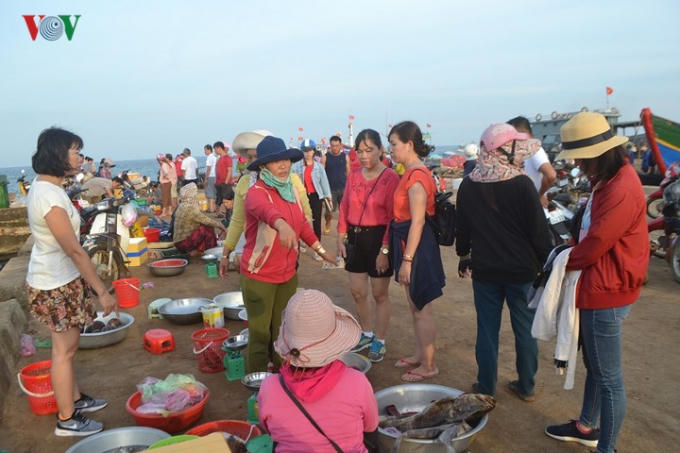 Những phụ nữ mua bán cá ở đây cho biết, khi cảng cá Lý Sơn được xây dựng thì cũng là lúc phiên chợ cá ra đời. Nhiều gia đình trên đảo có cuộc sống ổn định, cho con ăn học cũng từ phiên chợ này.