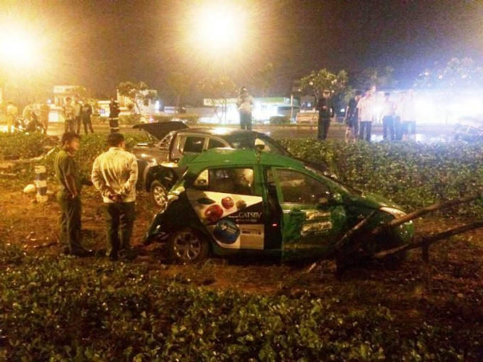 Cả hai phương tiện văng ra bãi đất trống sau va chạm.
