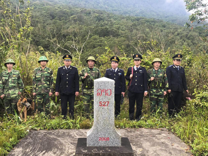 Lực lượng Biên phòng, Hải quan tăng cường tuần tra khu vực biên giới Cha Lo. (Ảnh. Hải Long)