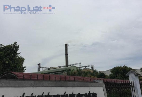Ống khói của nhà máy, nơi thoát ra mùi hôi thối.