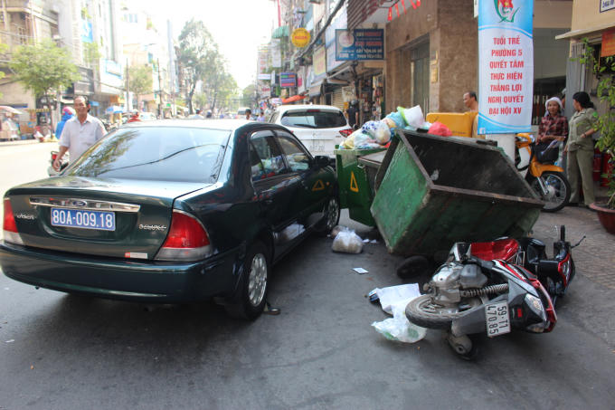 Xe biển xanh chở phóng viên ép hai tên cướp ngã nhào xuống đường.