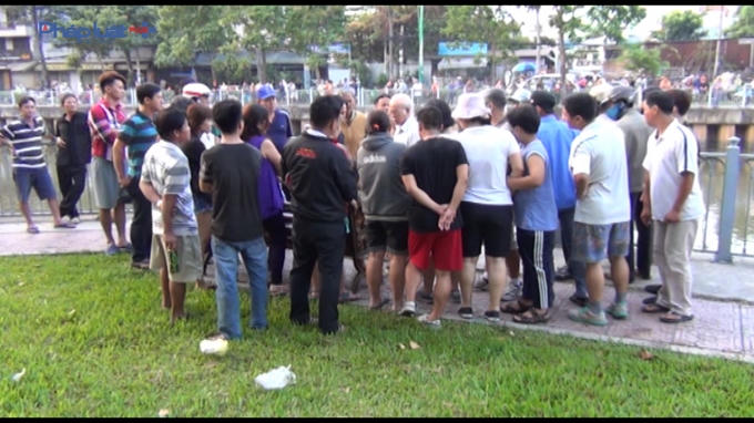 Rất đông người hiếu kỳ đứng dọc hai bở kênh Nhiêu Lộc.