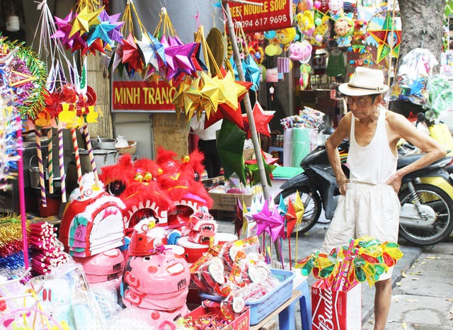 Đến hẹn lại lên, cứ vào tháng 8 hàng năm, phố Hàng Mã lại được