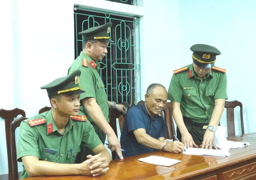 Cơ quan An ninh điều tra thu giữ nhiều tài liệu có liên quan đến hành vi phạm tội của Phạm Viết Công - Ảnh Công an Hà Tĩnh.