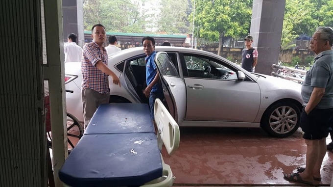 Chuyển nạn nhân từ trong xe vào phòng cấp cứu. Nguồn: Phạm Hồng Quân/www.otofun.net