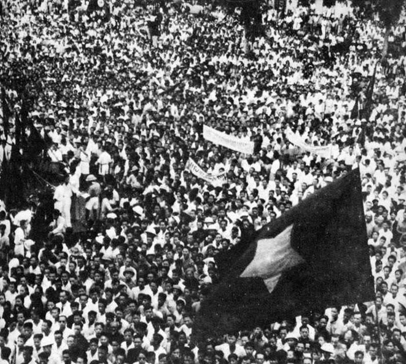 Cả biển người hân hoan trong niềm vui độc lập năm 1945.