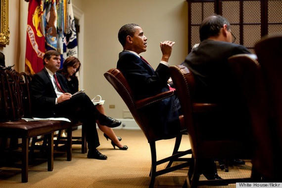 Tổng thống Obama đẩy ghế ngả về phía sau trong cuộc họp, một hành động rất khó bắt gặp ở những chính trị gia khác.
