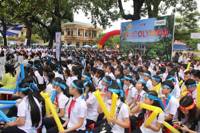 Sân trường Hải Lăng đã kín chỗ.