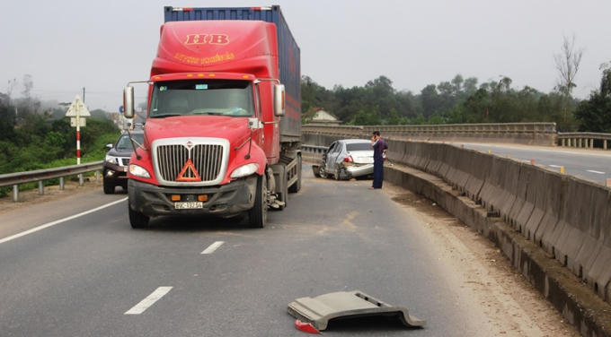 Hiện trường vụ tai nạn giữa xế hộp 4 chỗ với xe ô tô đầu kéo