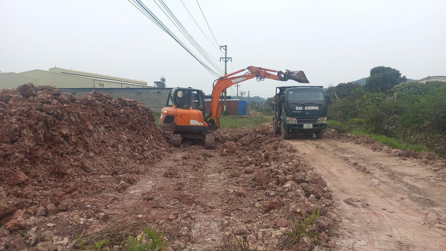 Máy xúc cỡ lớn ngang nhiên vận chuyển đất lên xe ô tô ngay dưới đường điện 110KV.