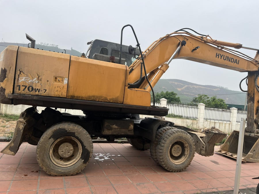 Máy xúc đang bị tạm giữ tại UBND xã Sơn Dương.