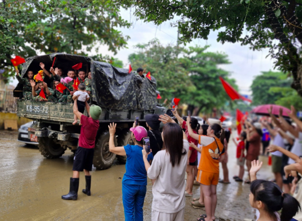 Người dân đúng dọc đường chào tiễn bộ đội.
