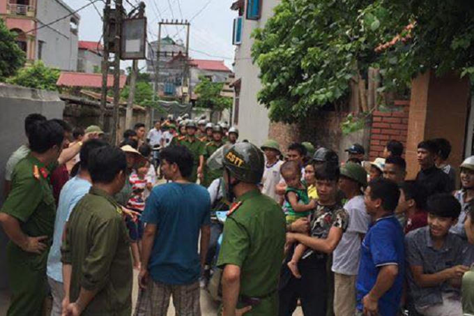Đông đảo lực lượng chức năng công an địa phương cùng nhiều người dân tại khu vực xảy ra sự việc hiểu lầm được lan truyền trên mạng xã hội (ảnh mạng xã hội).