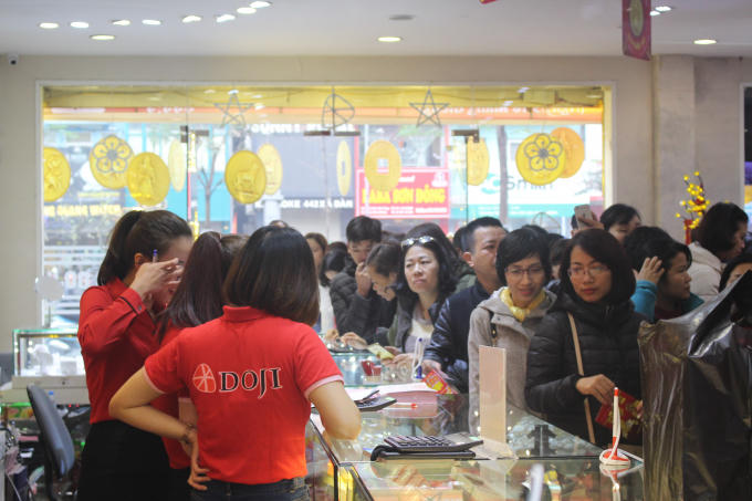 Nhưng không vì thế mà dòng người xếp hàng đi mua vàng trong ngày này vơi bớt đi. Dù đã gần trưa nhưng khách hàng vẫn đến rất đông.
