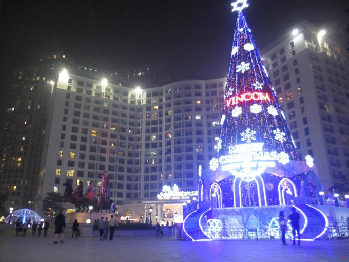 Cây thông đặt ở vị trí quảng trường trung tâm KĐT Royal City có kích thước khổng lồ. Cây cao tới 32,5m, nặng khoảng 5 tấn, và được thắp sáng bởi hơn 100.000 bóng đèn led đủ màu sắc.