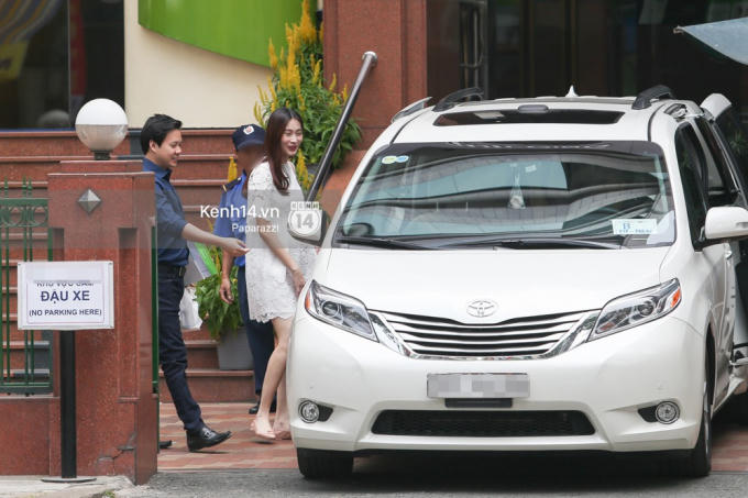 Hoa hậu Đặng Thu Thảo lần đầu lộ bụng bầu, tay trong tay ông xã đi khám thai