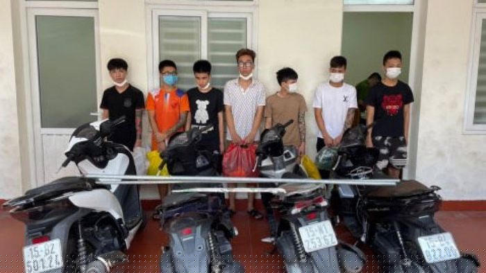 Các đối tượng cùng tang vật của vụ án.