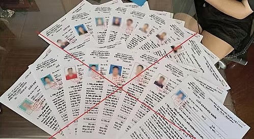 Lực lượng Công an bắt quả tang vụ làm giả giấy tờ, con dấu của cơ quan, tổ chức.