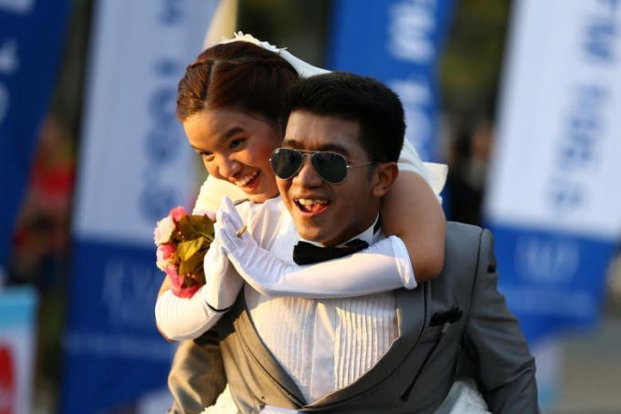 Chú rể này lại chọn cách cõng vị hôn phu của mình.