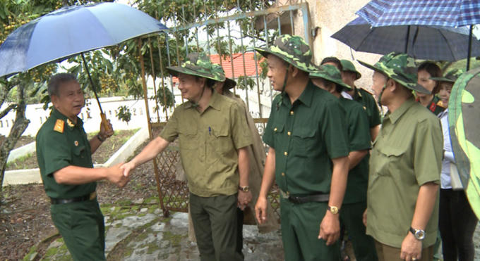 Những cái bắt tay thắm tình đồng đội (Hội đồng ngũ quận Hoàn Kiếm, Hà Nội tới thắp hương tại nghĩa trang xã Lục Sơn).