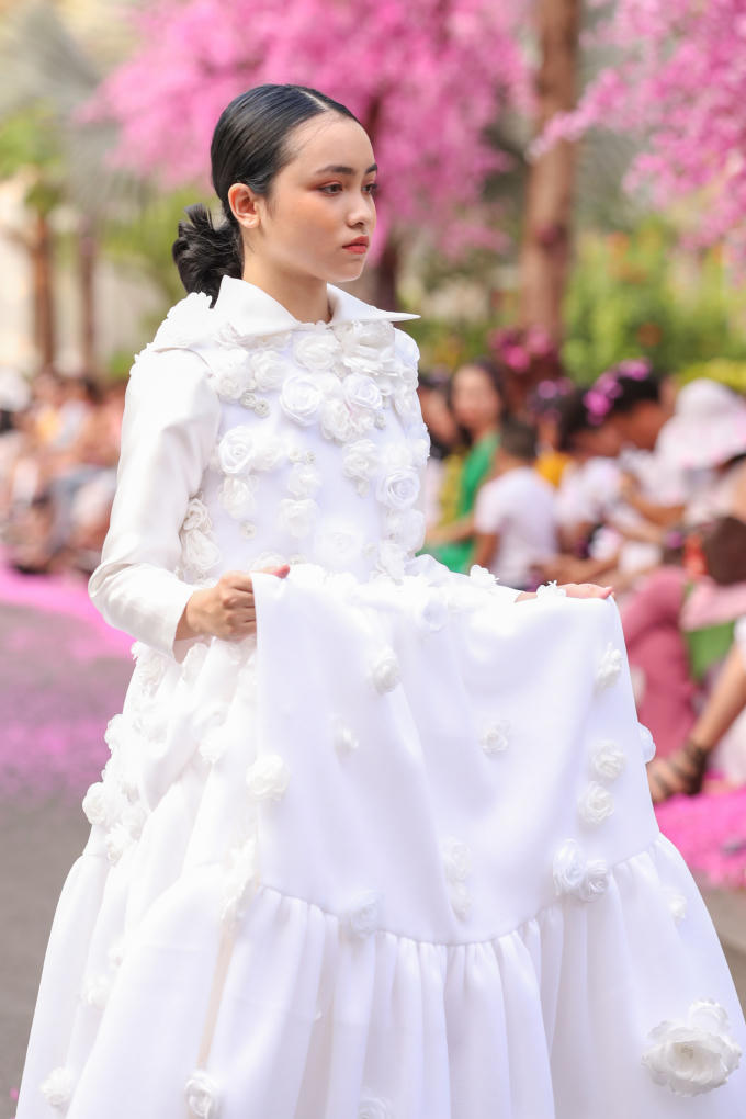 Xu&acirc;n Lan v&agrave; b&eacute; Thỏ diện đầm trắng l&agrave;m vedette cho Văn Th&agrave;nh C&ocirc;ng