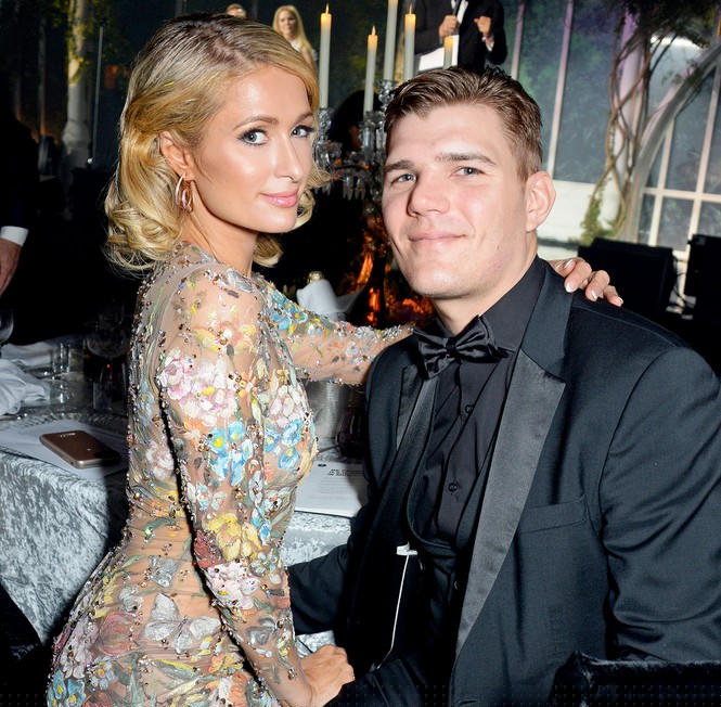 Cô nàng thừa kế Paris Hilton trẻ đẹp gợi cảm ở tuổi 39 - ảnh 9