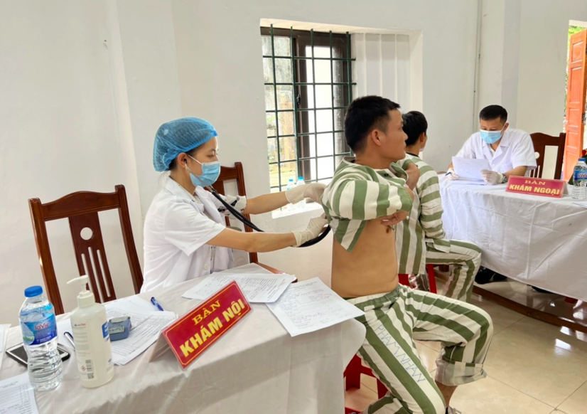 Phạm nhân được khám sức khỏe định kỳ ít nhất 2 năm/lần. Nguồn Báo Chinhphu.vn