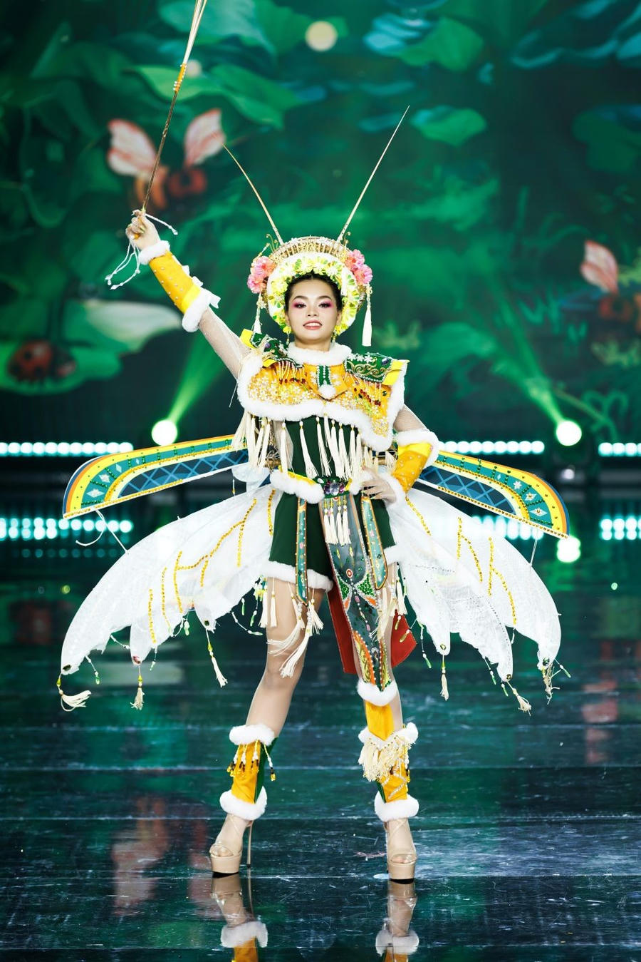 Dế Mèn là trang phục lấy cảm hứng một nhân vật quen thuộc trong tác phẩm nổi tiếng “Dế Mèn phiêu lưu ký” của nhà văn Tô Hoài, gắn liền với tuổi thơ qua mọi thế hệ, truyền tải thông điệp dám nghĩ dám làm, quyết tâm hành động cho những mục đích cao đẹp.