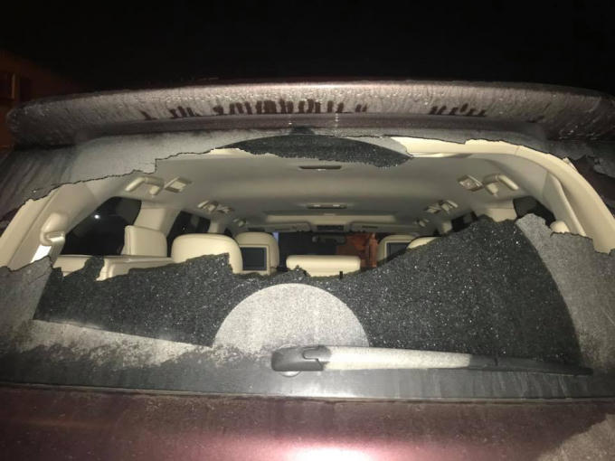 Chiếc xe ô tô cách đó không xa cũng bị vỡ kính. Ảnh Vinh Khoa.