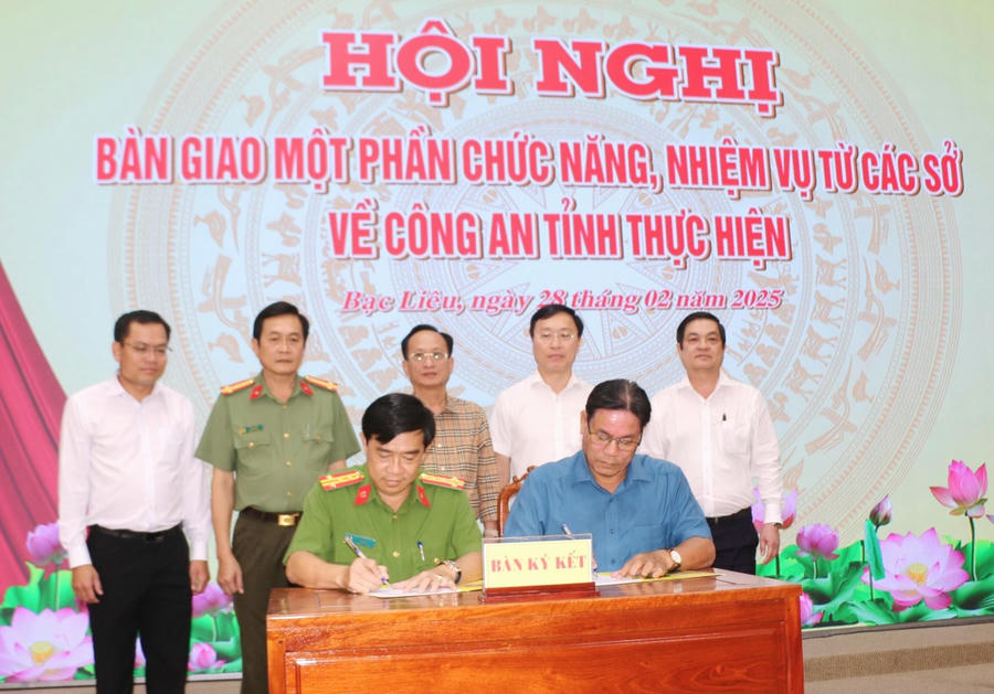 Đại tá Châu Quốc Huy - Phó Giám đốc Công an tỉnh Bạc Liêu, ký kết với lãnh đạo Sở Lao động, Thương binh và Xã hội tỉnh.