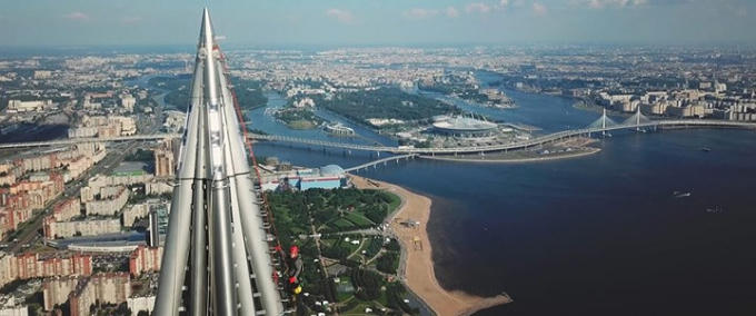 Toàn thân của tòa nhà này “vặn xoắn” 1 góc 90 độ từ móng lên đến đỉnh. Gió trên đỉnh tháp có thể thổi với tốc độ gần 140km/h, vì thế công trình này cần tới 15 cột trợ lực để phân tán lực cho phần lõi.