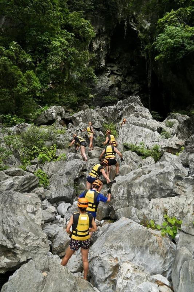 Leo đá vào hang Trạ Ang. 
