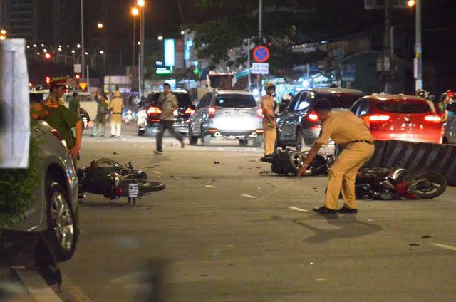 SGT khám nghiệm hiện trường vụ tai nạn.