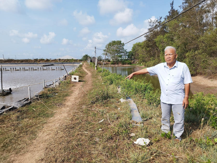 Ông Công bên phần đất đang tranh chấp