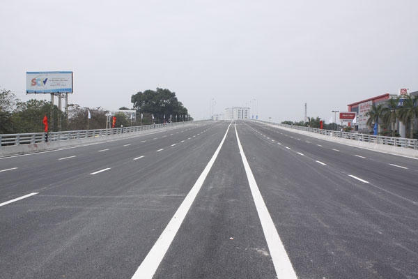 Cầu vượt nằm trong khối dự án kết hợp hoàn thiện nút giao quận Long Biên với với tổng mức đầu tư  2.847 tỉ đồng. Dự án cũng gồm đảo xuyến, đường nội đô dọc hai bên cầu vượt, hai hầm chui qua cầu đường sắt cho phương tiện giao thông chạy trong nội đô và người đi bộ. Ảnh: Như Trường