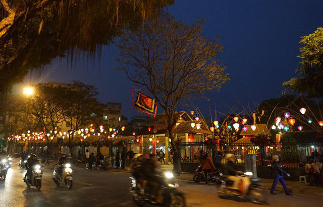 Phố ông đồ bên Hồ Văn lung linh ánh đèn vào buổi tối.