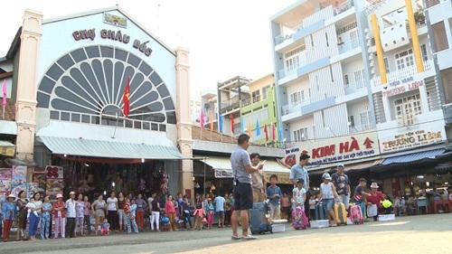 Bác Leng Keng giới thiệu về thành phố và giao nhiệm vụ đầu tiên. Ghi nhớ tên và hình thức bên ngoài. Nếm thử mùi vị.