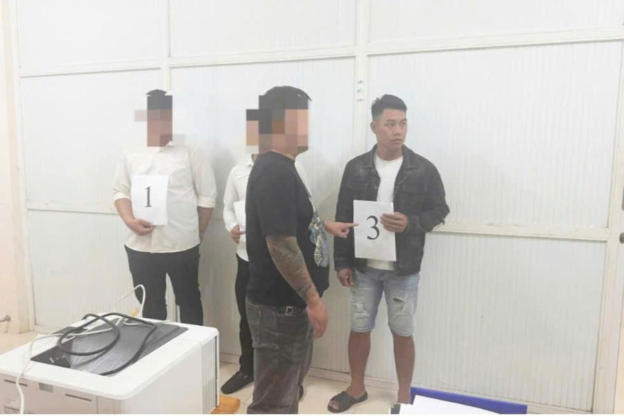 Đối tượng Nguyễn Văn Việt( người cầm số 3) bị khởi tố, bắt tạm giam. Ảnh: K.P
