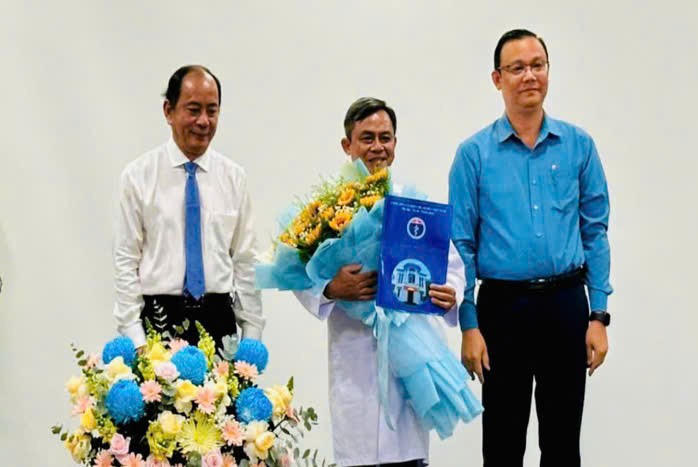 Bác sĩ Hoàng Mạnh Cường ( giữa) - tân Giám đốc Bệnh viện Chấn thương Chỉnh hình TP HCM.