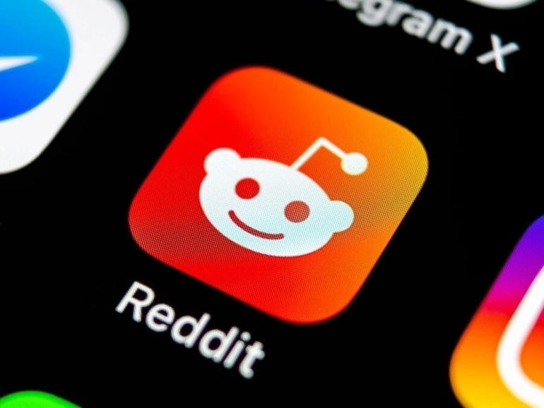 Có rất nhiều nền tảng khác như Reddit, Discord hay Pinterest có thể thay thế cho các hội nhóm trên Facebook (Ảnh: PhoneArena).