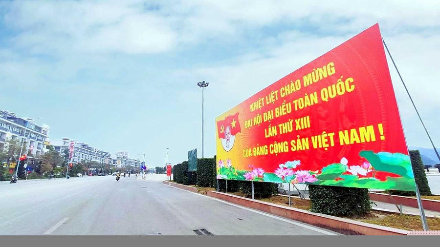 Đường phố rực rỡ với pano chào mừng Đại hội. (Ảnh: MH)
