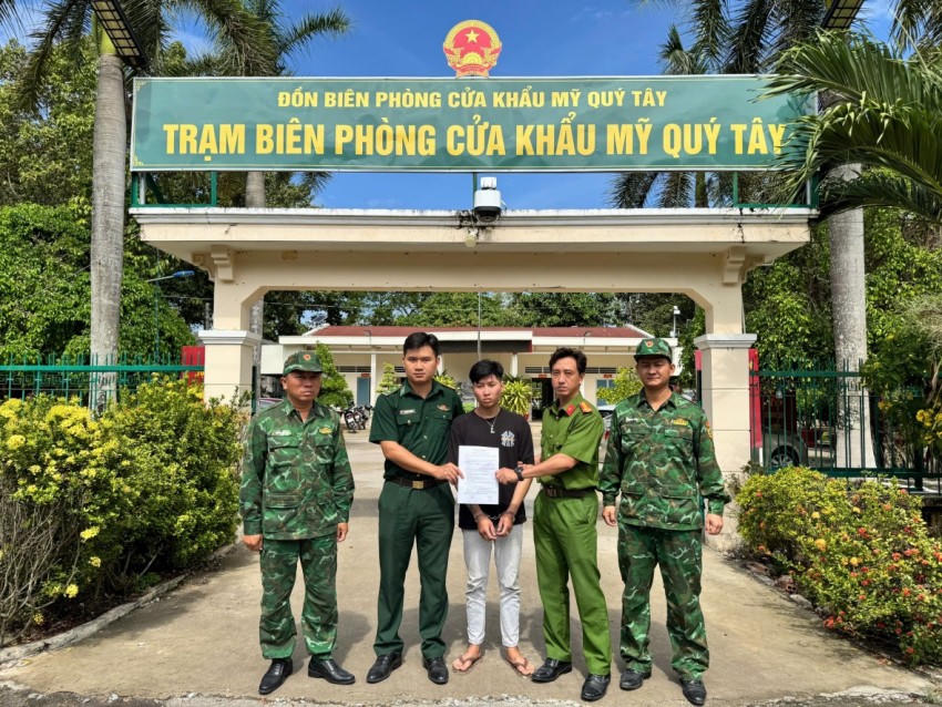 Đồn Biên phòng Cửa khẩu Mỹ Quý Tây bàn giao đối tượng cho Phòng Cảnh sát hình sự, Công an TP.HCM.