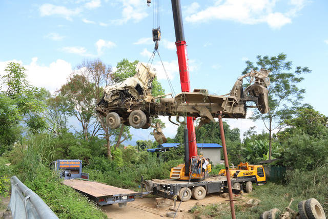 Lực lượng cứu hộ phải huy động xe cẩu chuyên dụng loại lớn để cẩu xe bồn gặp nạn.