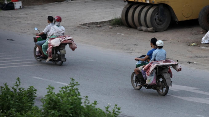Hàng ngày từ 4h đến 6h sáng, QL6 đoạn qua phường Yên Nghĩa, quận Hà Đông, dòng xe máy nối đuôi nhau chở thịt lợn vào các khu chợ nội đô. Hầu hết số thịt lợn không có bao gói giữ vệ sinh